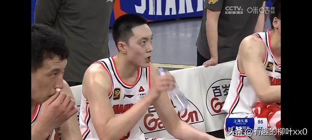 关于上海男篮新外援表现出色，力压对手取得胜利的信息