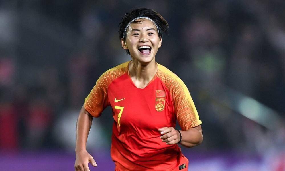 中国女足球员在国内比赛中赢得赞誉
