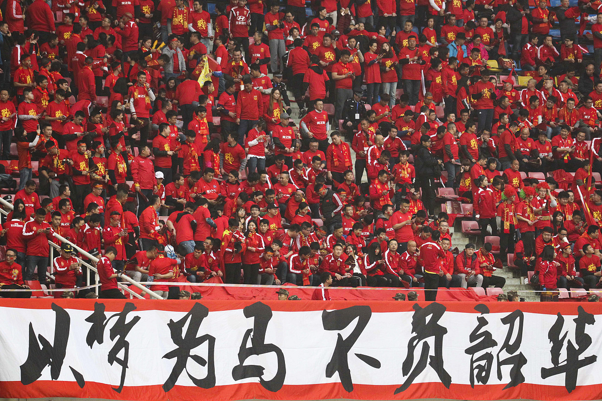 热烈足球对抗场面火爆展开，球员们奋力拼搏